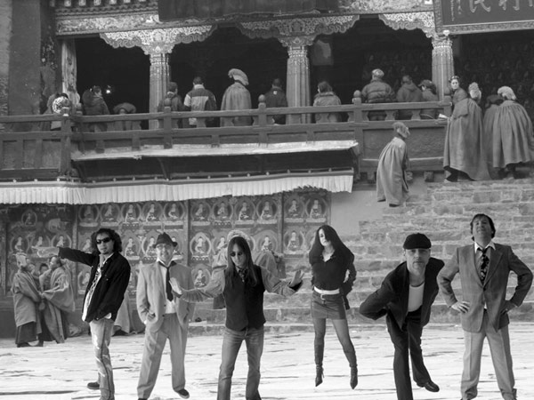 Die Majestic Fellows auf dem Klosterhof.. Der wird uebrigens alle drei Stunden gefegt, auch nachts !
Im Hintergrund: Tibetanische Moenche u. ein paar Trekking Touristen