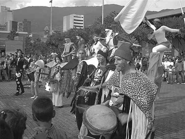 Rhythmusgruppe beim Umzug durch Medellin