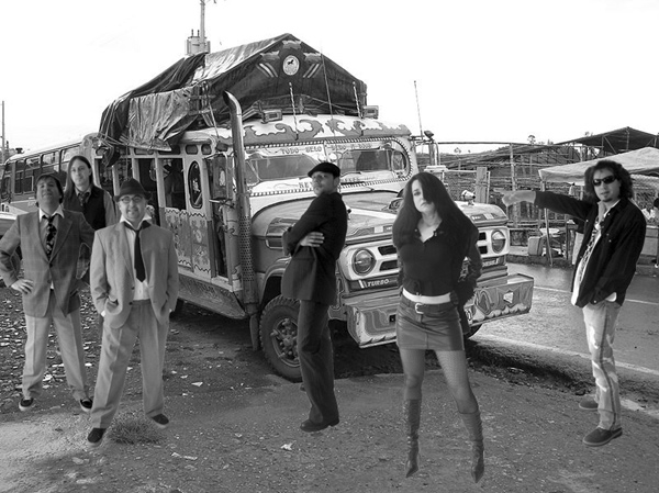 Die Fellows vor ihrem Tourbus auf dem Weg nach Medellin