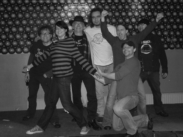 The Majestic Fellows nach dem Auftritt im Cafe Schiller mit ihrem neuen Manager Che Hanzman ( 3. von links )