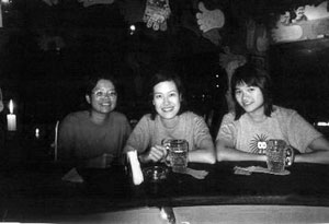 Ein paar einheimische Mates vor der Majestic Fellows Show, bei einem khlen Everest Bier