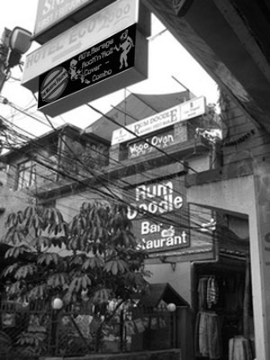 Die bekannte The RUM DOODLE BAR ( ..mit Majestic Fellows Voranzeige oben links ) im Kathmanduer Stadteil Thamel