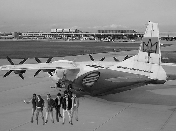 The Majestic Fellows kurz nach der Landung in Stuttgart, vor der Maschine der RingoRoyal-Entertainment Flugbereitschaft.
