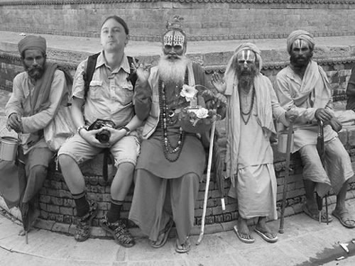 Timothy Strings mit geborgten Sandalen und seinen Fans, den nachgereisten Honky Monks