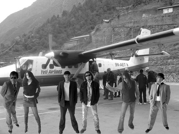 ..der lang erwartete Flieger der YETI-Airlines, wurde natuerlich vom Ringo Royal Managment gechartert, was die Band aber erst erfuhr, als die im Hintergrund zu sehenden Trekking Touristen wieder aussteigen mussten.