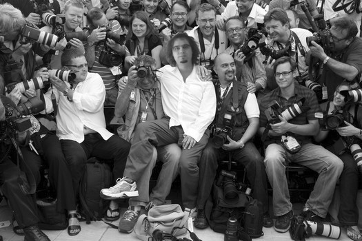 Robin Rokko umringt von Fans und Paparazzi
