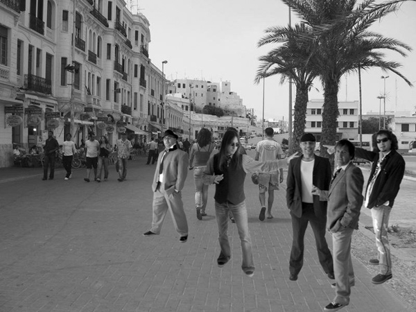 Die Majestics flanieren am Strand, Coco ist gerade shoppen..